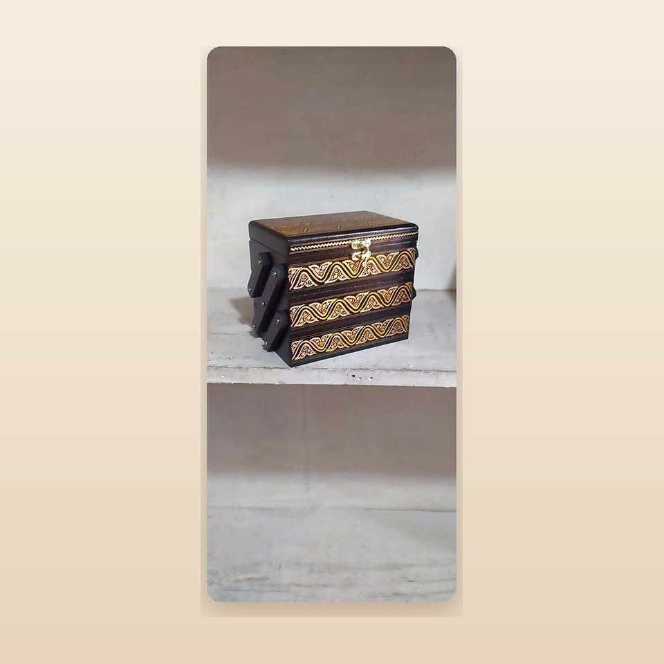Dark sheesham jewellery box with pale banded pattern across the lid and sides